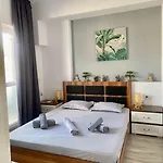 Grey Ultracentral Old Town Бухарест